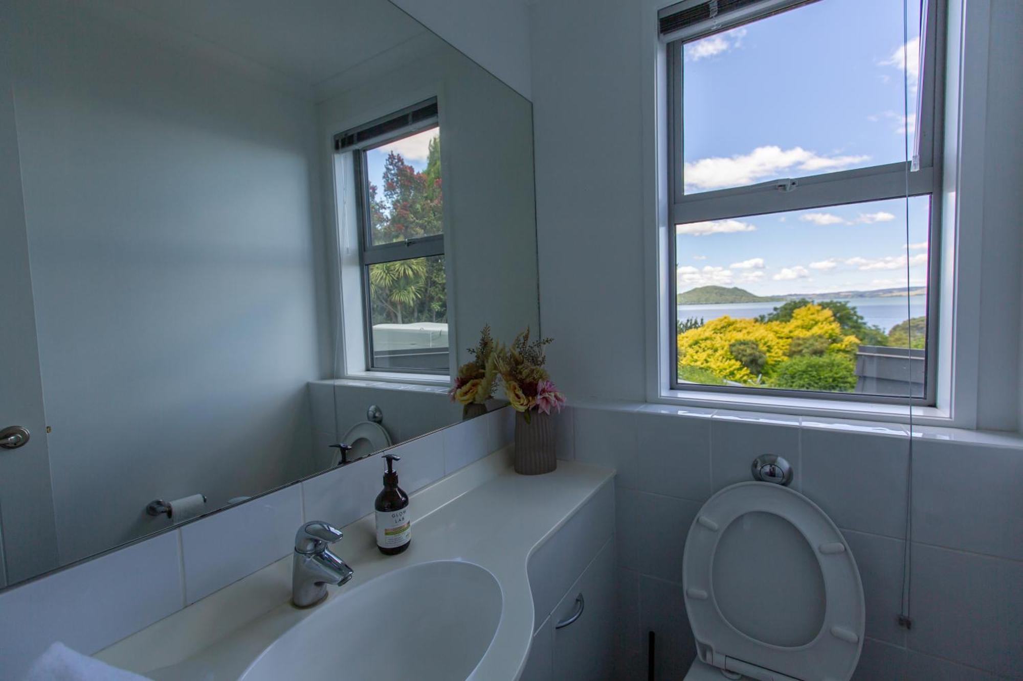 Rotorua Serenity Lakeview Retreat מראה חיצוני תמונה